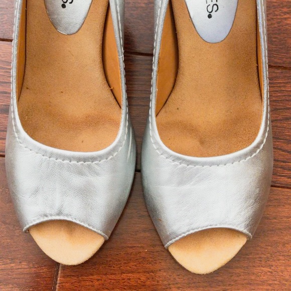 Aerosoles Silver Metallic Peep-Toe 3 1/4 Heels - Picture 2 of 8